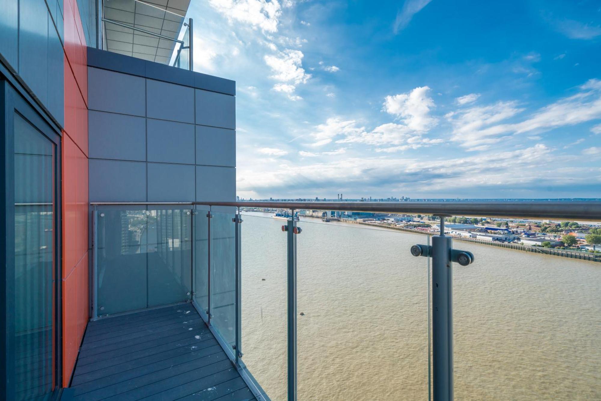 Skyvillion - London River Thames Top Floor Apartments By Woolwich Ferry, Mins To London Excel, O2 Arena , London City Airport With Parking Exteriör bild