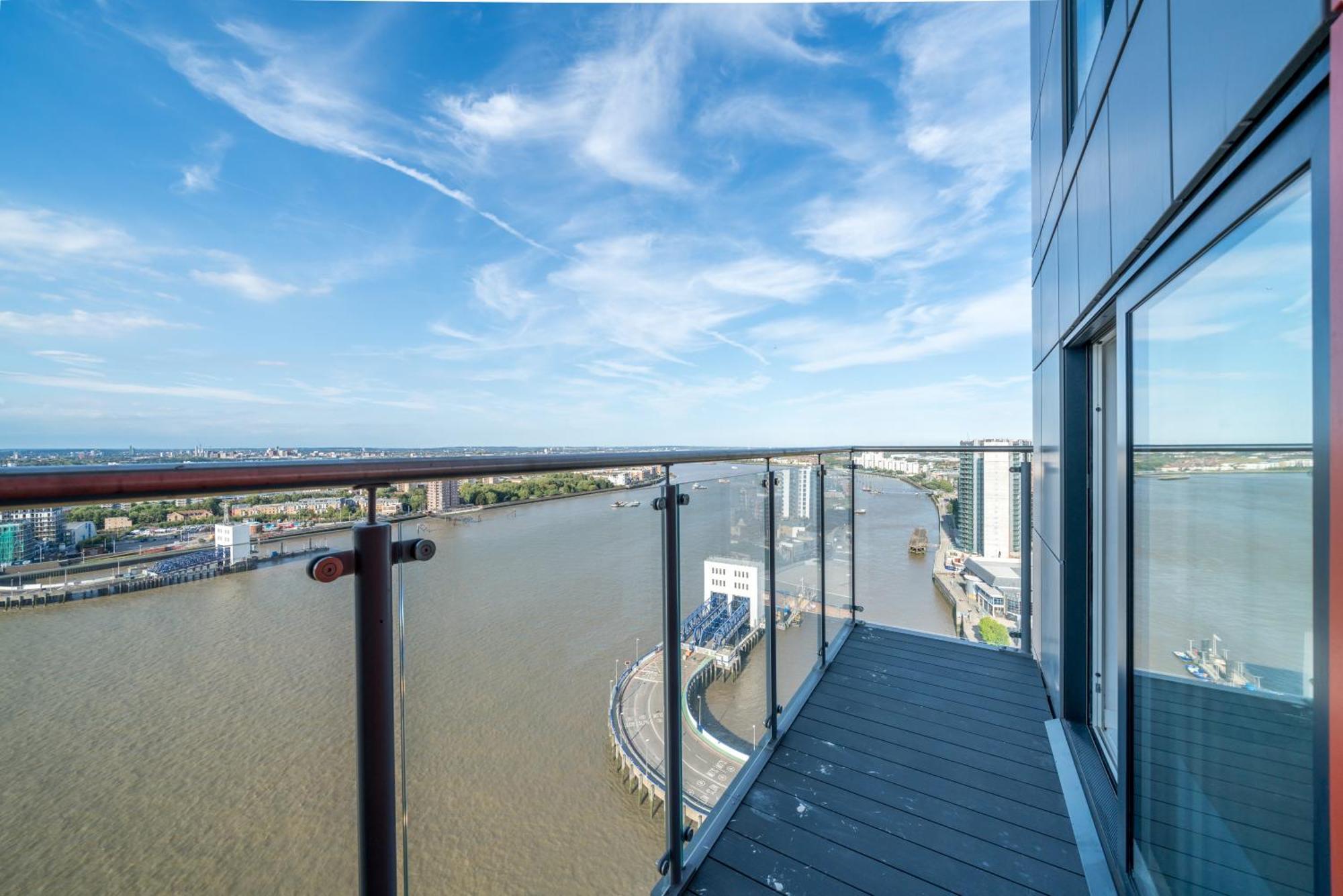 Skyvillion - London River Thames Top Floor Apartments By Woolwich Ferry, Mins To London Excel, O2 Arena , London City Airport With Parking Exteriör bild