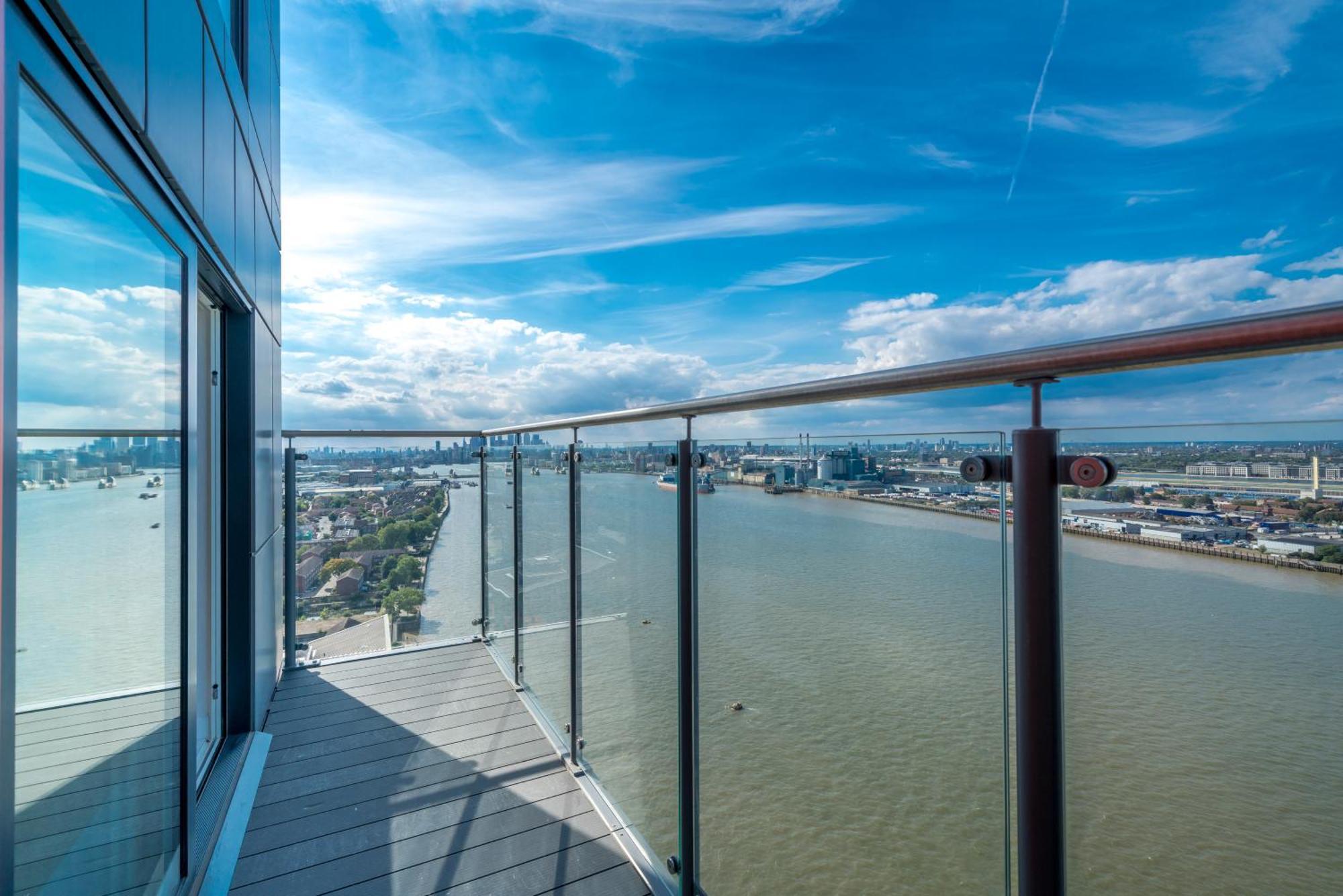 Skyvillion - London River Thames Top Floor Apartments By Woolwich Ferry, Mins To London Excel, O2 Arena , London City Airport With Parking Exteriör bild