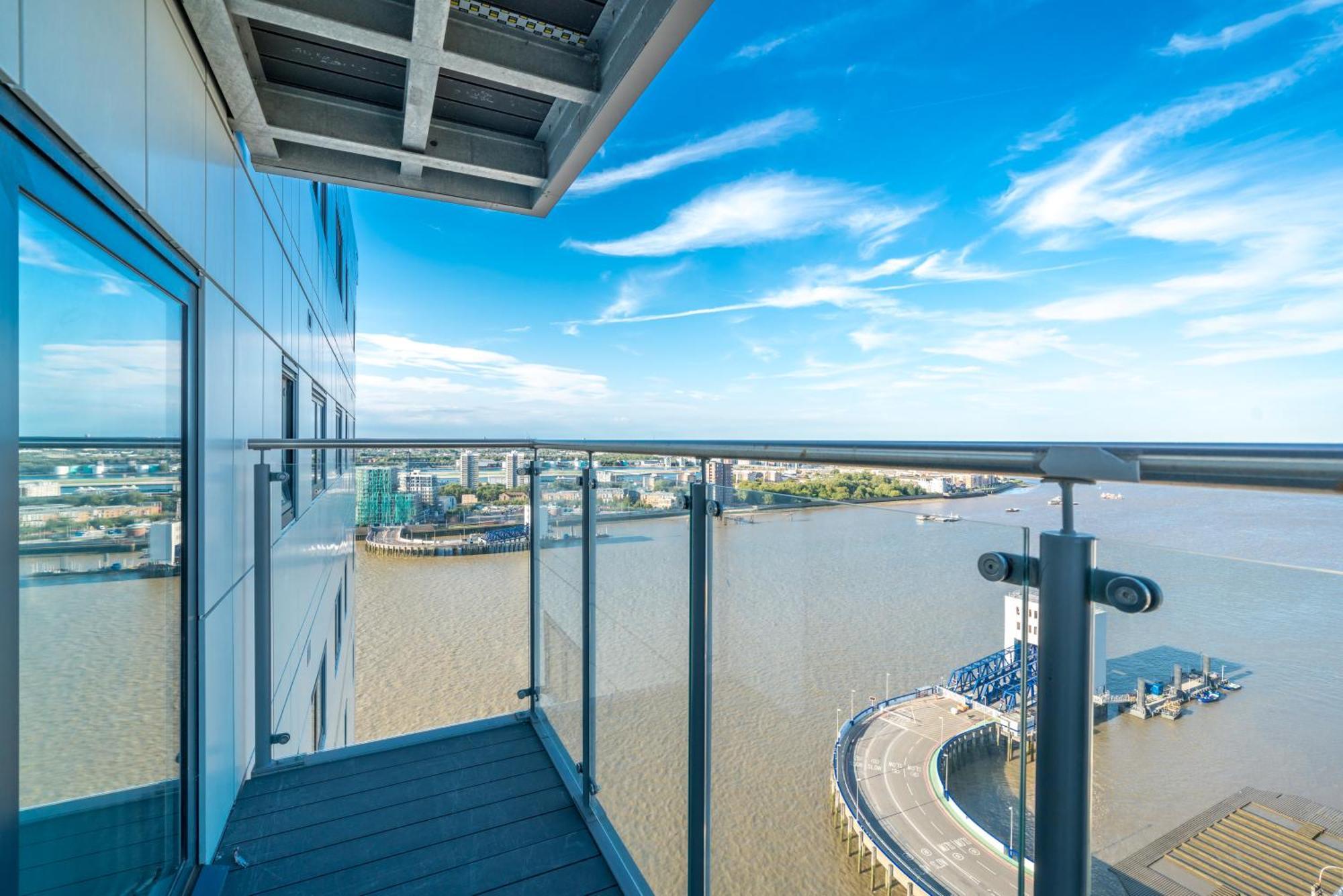 Skyvillion - London River Thames Top Floor Apartments By Woolwich Ferry, Mins To London Excel, O2 Arena , London City Airport With Parking Exteriör bild